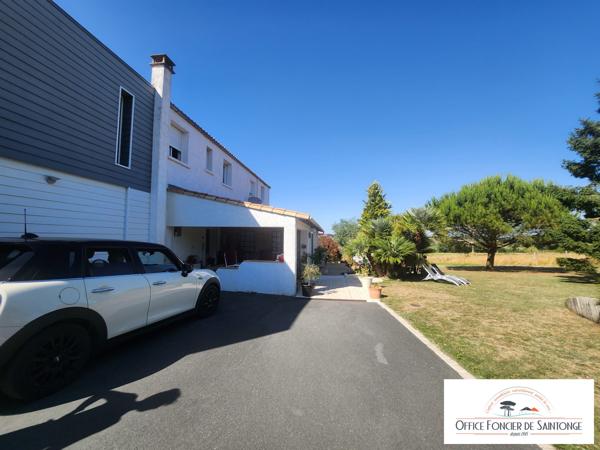 Propriété comprenant une maison principale d'habitation et 3 gites indépendants