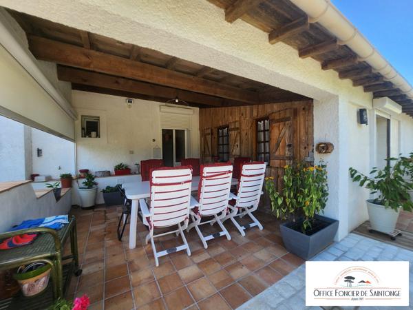 Propriété comprenant une maison principale d'habitation et 3 gites indépendants