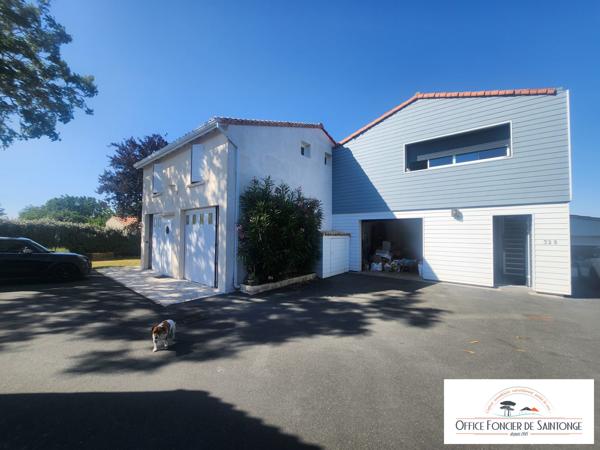 Propriété comprenant une maison principale d'habitation et 3 gites indépendants