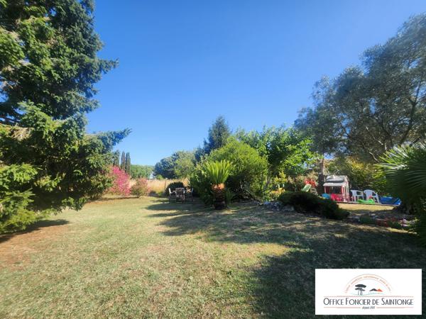 Propriété comprenant une maison principale d'habitation et 3 gites indépendants