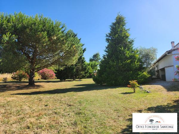 Propriété comprenant une maison principale d'habitation et 3 gites indépendants