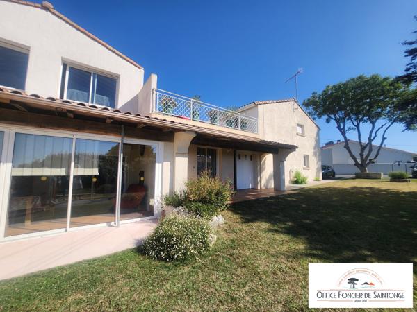 Propriété comprenant une maison principale d'habitation et 3 gites indépendants