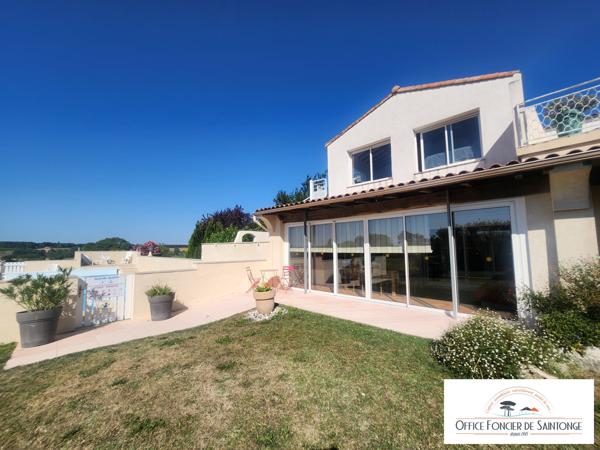 Propriété comprenant une maison principale d'habitation et 3 gites indépendants