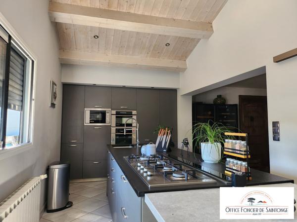 Propriété comprenant une maison principale d'habitation et 3 gites indépendants