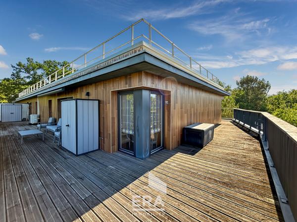 Dernier étage, appartement avec terrasse de 70 m², deux places de parking et cellier.