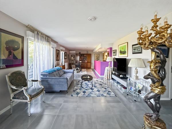 Dernier étage, appartement avec terrasse de 70 m², deux places de parking et cellier.