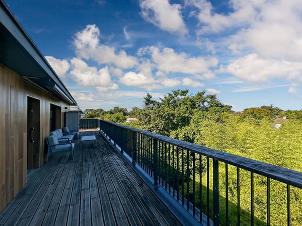 Dernier étage, appartement avec terrasse de 70 m², deux places de parking et cellier.