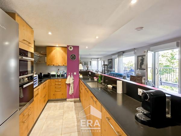 Dernier étage, appartement avec terrasse de 70 m², deux places de parking et cellier.