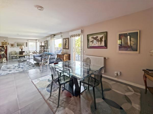 Dernier étage, appartement avec terrasse de 70 m², deux places de parking et cellier.