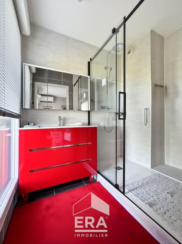 Dernier étage, appartement avec terrasse de 70 m², deux places de parking et cellier.