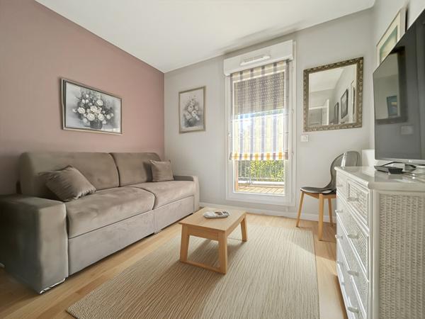 Dernier étage, appartement avec terrasse de 70 m², deux places de parking et cellier.