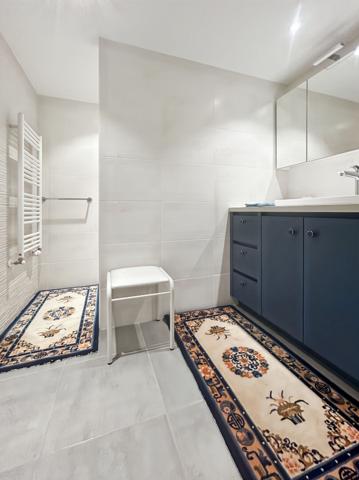 Dernier étage, appartement avec terrasse de 70 m², deux places de parking et cellier.