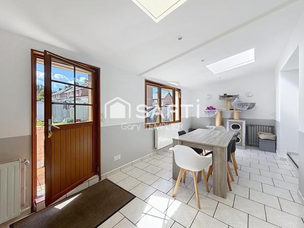 Semi individuelle- trois chambres-garage.