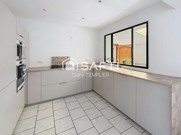 Semi individuelle- trois chambres-garage.