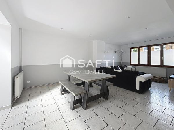 Semi individuelle- trois chambres-garage.