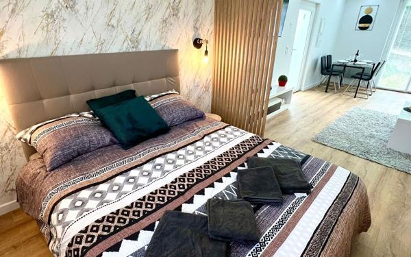 Immeuble à vendre    7 pièces •  Launaguet