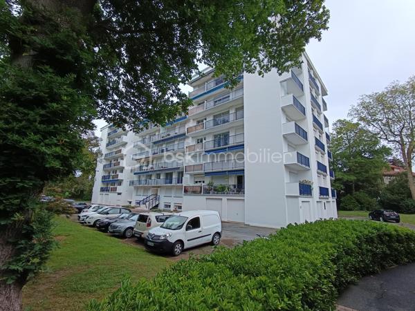 Situé dans le quartier prisé du Parc d’Hiver / Braou, ce bien bénéficie d’un cadre de vie exceptionnel : résidence sécurisée dans un parc arboré et accès facile aux commodités (commerces, transports, écoles). 
Appartement 2 pièces lumineux de 47 M2 avec ascenseur et parking. 
Chaque pièce bénéficie d'un accès à la terrasse exposée Ouest
Vue complètement dégagée - pas de vis-à-vis - environnement calme et apaisant
Quelques travaux sont à prévoir (cuisine et salle de bain) toutes les peintures sont prises en charge par le vendeur.
La résidence est fraîchement ravalée - aucun frais à prévoir sur la copropriété

Une opportunité rare dans un quartier alliant confort, sécurité et cadre verdoyant !
