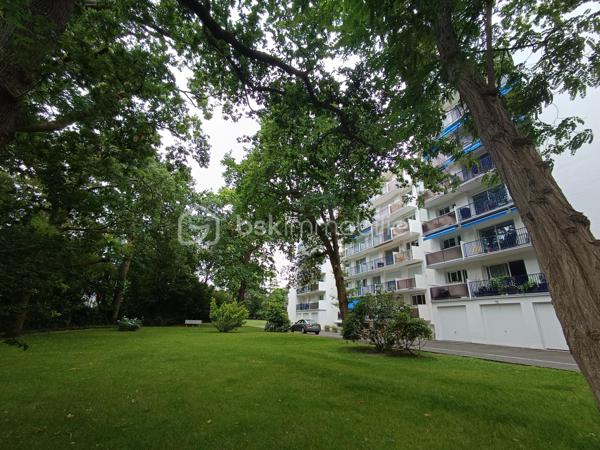 Au sein d'un parc arboré, appartement 2 pièces de 47M2 fraîchement repeint avec parking et vue dégagée
Situé dans le quartier prisé du Parc d’Hiver, ce bien bénéficie d’un cadre de vie exceptionnel : résidence sécurisée dans un parc arboré et accès facile aux commodités (commerces, transports, écoles). 
Appartement 2 pièces très lumineux de 47 M2 avec ascenseur et parking. 
Il se compose d'une entrée, une salle de bain, WC séparés, une cuisine à équiper qui peut être ouverte sur le séjour, une chambre.
Nombreux rangements
Larges baies vitrées ouvertes sur les espaces verts depuis la cuisine, le séjour et la chambre
Vue complètement dégagée - pas de vis-à-vis - environnement calme et apaisant
La résidence est fraîchement ravalée - aucun frais à prévoir sur la copropriété

Une opportunité rare dans un quartier alliant confort, sécurité et cadre verdoyant !