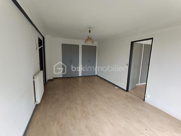 Situé dans le quartier prisé du Parc d’Hiver / Braou, ce bien bénéficie d’un cadre de vie exceptionnel : résidence sécurisée dans un parc arboré et accès facile aux commodités (commerces, transports, écoles). 
Appartement 2 pièces lumineux de 47 M2 avec ascenseur et parking. 
Chaque pièce bénéficie d'un accès à la terrasse exposée Ouest
Vue complètement dégagée - pas de vis-à-vis - environnement calme et apaisant
Quelques travaux sont à prévoir (cuisine et salle de bain) toutes les peintures sont prises en charge par le vendeur.
La résidence est fraîchement ravalée - aucun frais à prévoir sur la copropriété

Une opportunité rare dans un quartier alliant confort, sécurité et cadre verdoyant !