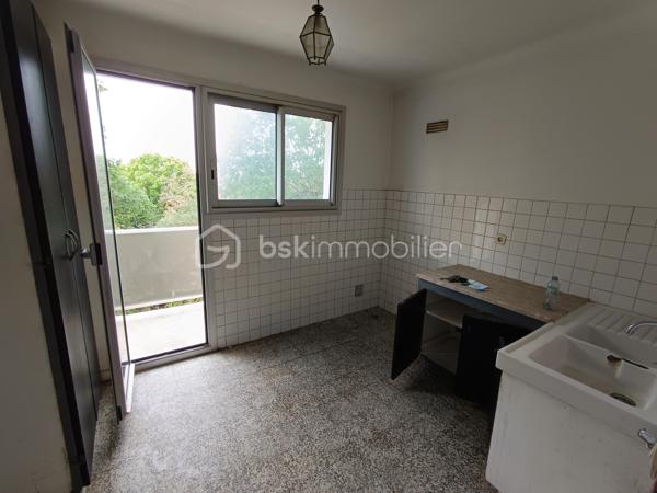 Situé dans le quartier prisé du Parc d’Hiver / Braou, ce bien bénéficie d’un cadre de vie exceptionnel : résidence sécurisée dans un parc arboré et accès facile aux commodités (commerces, transports, écoles). 
Appartement 2 pièces lumineux de 47 M2 avec ascenseur et parking. 
Chaque pièce bénéficie d'un accès à la terrasse exposée Ouest
Vue complètement dégagée - pas de vis-à-vis - environnement calme et apaisant
Quelques travaux sont à prévoir (cuisine et salle de bain) toutes les peintures sont prises en charge par le vendeur.
La résidence est fraîchement ravalée - aucun frais à prévoir sur la copropriété

Une opportunité rare dans un quartier alliant confort, sécurité et cadre verdoyant !