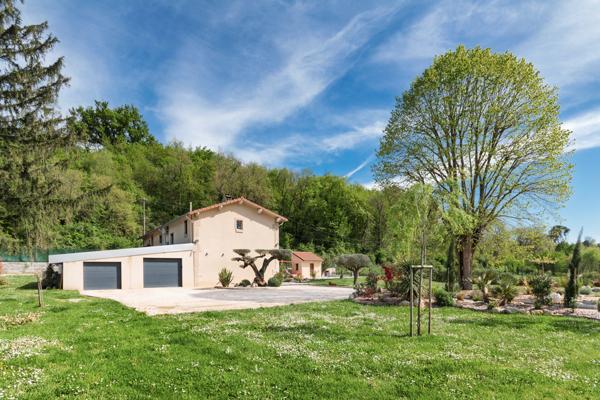 Romans-sur-Isère (26100) Bastide de Grand Standing : Un Écrin de Luxe et de Confort , une rénovation exceptionnelle et qualitative.