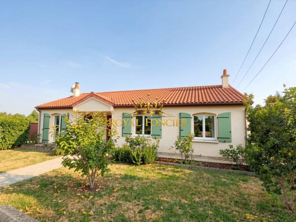 Vue sur la terrasse et le jardin extérieur