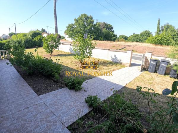 Vue sur la terrasse et le jardin extérieur