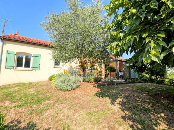 Vue sur la terrasse et le jardin extérieur