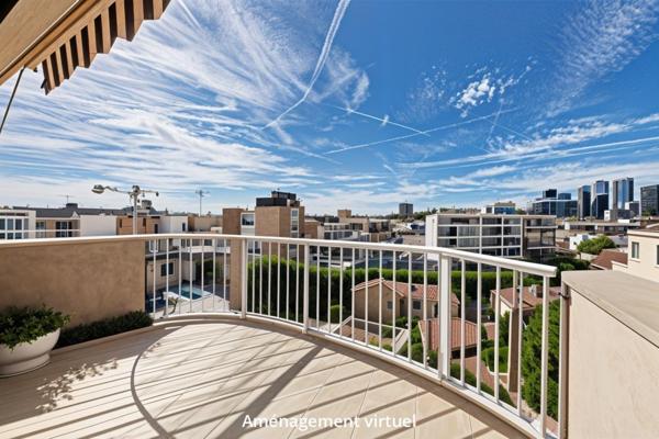 4/5 pièces en dernier étage avec balcon, terrasse, cave et 2 parkings. À rénover.