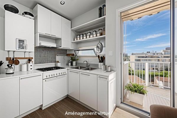 4/5 pièces en dernier étage avec balcon, terrasse, cave et 2 parkings. À rénover.