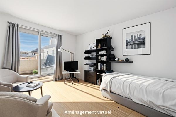 4/5 pièces en dernier étage avec balcon, terrasse, cave et 2 parkings. À rénover.