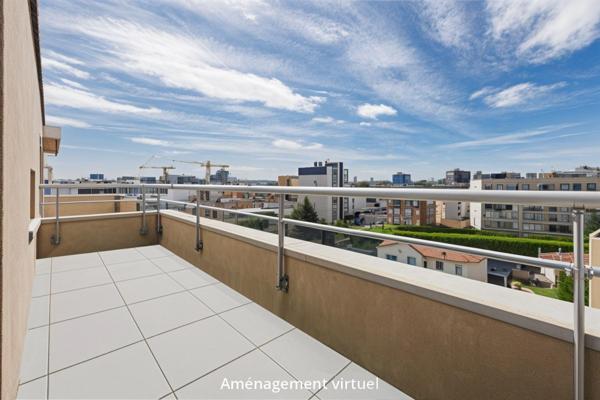 4/5 pièces en dernier étage avec balcon, terrasse, cave et 2 parkings. À rénover.