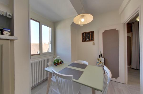 APPARTEMENT LUMINEUX 3 CHAMBRES AVEC GRAND BALCON