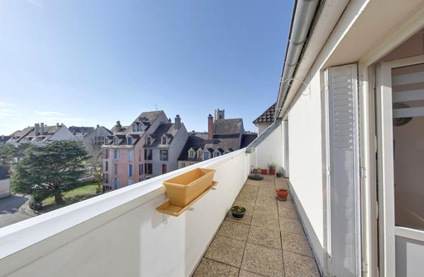 APPARTEMENT LUMINEUX 3 CHAMBRES AVEC GRAND BALCON