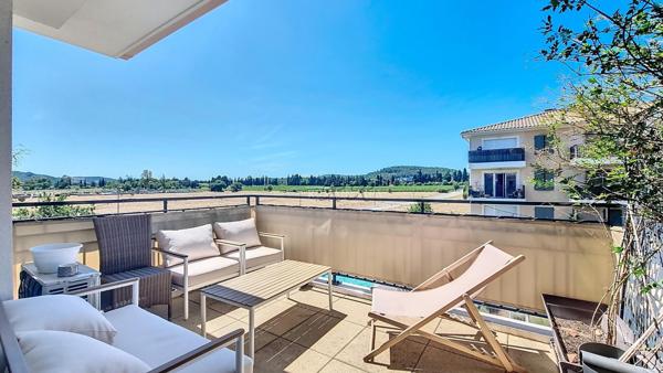 T3 avec terrasse, ascenseur et piscine état neuf