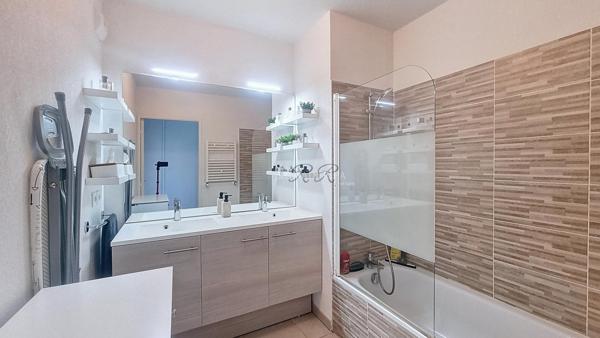 T3 avec terrasse, ascenseur et piscine état neuf