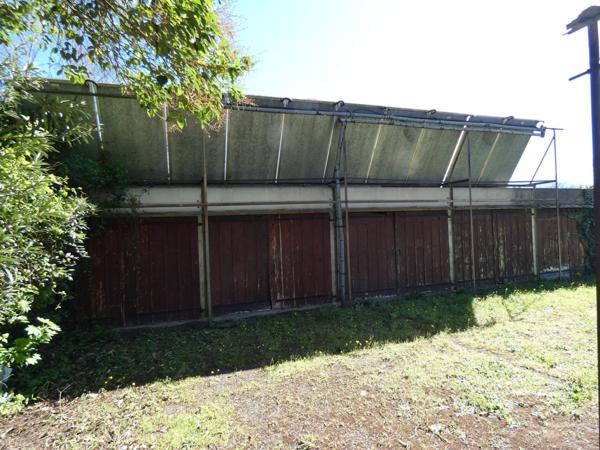 Grande maison de 170m² T8 (2 appartements de 85m² chacun) sur grand garage de 180m² et 5 garages de 15m²