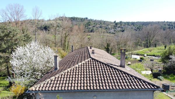 Grande maison de 170m² T8 (2 appartements de 85m² chacun) sur grand garage de 180m² et 5 garages de 15m²