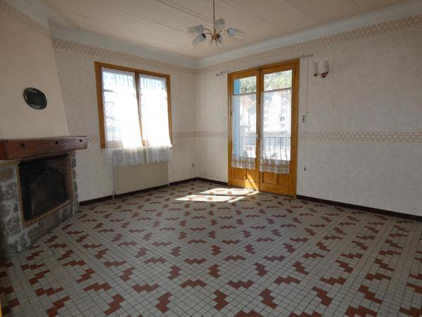 Grande maison de 170m² T8 (2 appartements de 85m² chacun) sur grand garage de 180m² et 5 garages de 15m²