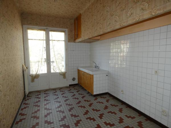 Grande maison de 170m² T8 (2 appartements de 85m² chacun) sur grand garage de 180m² et 5 garages de 15m²