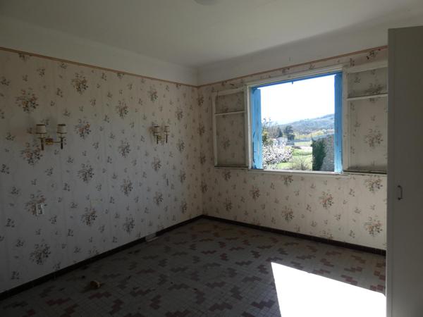 Grande maison de 170m² T8 (2 appartements de 85m² chacun) sur grand garage de 180m² et 5 garages de 15m²