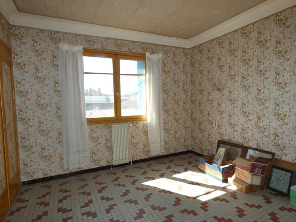 Grande maison de 170m² T8 (2 appartements de 85m² chacun) sur grand garage de 180m² et 5 garages de 15m²