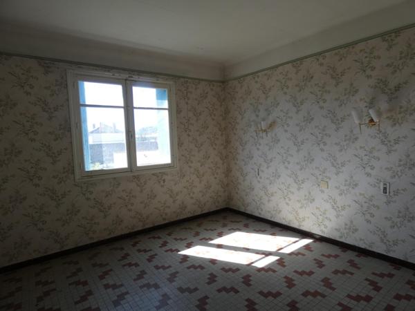 Grande maison de 170m² T8 (2 appartements de 85m² chacun) sur grand garage de 180m² et 5 garages de 15m²