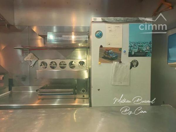 À vendre food truck burgers entièrement équipé et prêt à l’emploi.