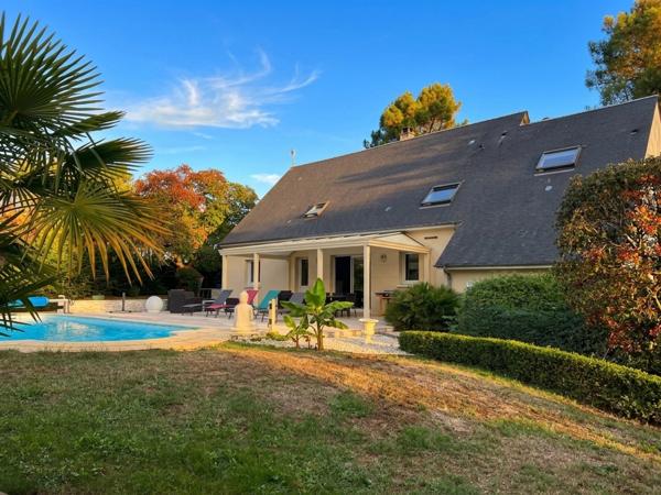 Magnifique maison familiale de 225 m², 6 chambres avec piscine et pinède à Guécélard – DPE B