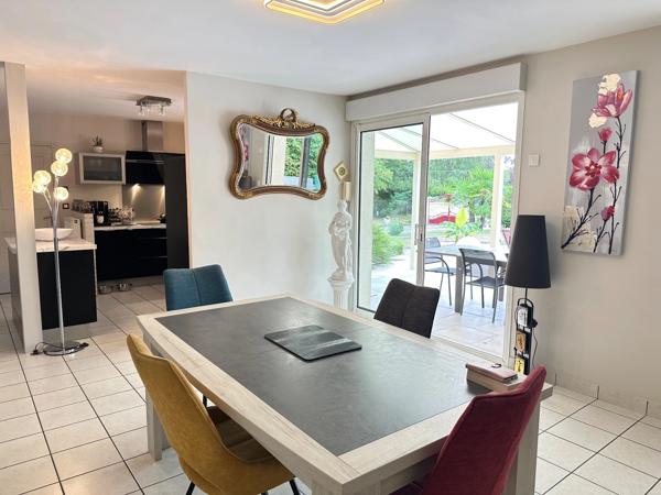 Magnifique maison familiale de 225 m², 6 chambres avec piscine et pinède à Guécélard – DPE B
