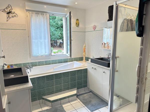 Magnifique maison familiale de 225 m², 6 chambres avec piscine et pinède à Guécélard – DPE B