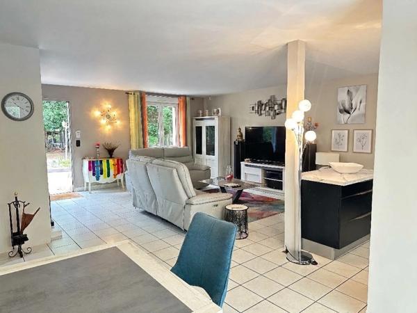 Magnifique maison familiale de 225 m², 6 chambres avec piscine et pinède à Guécélard – DPE B