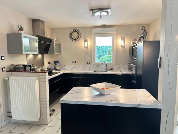 Magnifique maison familiale de 225 m², 6 chambres avec piscine et pinède à Guécélard – DPE B