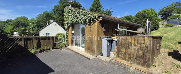 Découvrez cette charmante maison de 95 m²à Domptin 20 min de la Ferté sous Jouarre  construite en 1986, nichée dans un cadre paisible et verdoyant, à quelques minutes des commodités urbaines. Idéale pour une vie familiale, cette maison offre un cadre de vie tranquille avec une proximité urbaine.

Composée de 5 pièces, cette maison propose un bel agencement :
Au rez-de-chaussée :
-Belle pièce à vivre de quasiment 30m² avec une cheminée
- Cuisine ouverte et son entrée de 18.70m²
-Un bureau ou chambre d'ami de 8.60m²
-Une salle d'eau 
-Une toilette 
-Avec deux vérandas de chaque côté, dont une 23m² côté jardin

 A l'étage :
-Une suite parentale de 16m² avec une salle d'eau, dressing et clim
-Deux autres chambres de 9m² et 14m²
 
La maison dispose d'un sous-sol total, d'une cave, d'une pièce de réception, d'un toilette.

-Un grand extérieur de 2120m².
-Profitez également d'une piscine de 18m² pour vous détendre et vous rafraîchir durant les chaudes journées d'été avec pompe à chaleur.
-Un carport pouvant stationner 4 voitures 
-Un espace de 27m² pouvant être une salle de sport, un espace invité...choix multiples 

Double vitrage, volet roulant , cheminée, tout-à-l'égout.

Avec vue dégagée, le calme environnant vous apportera sérénité et confort.


Contactez Aurélie Tombette pour plus d'informations et une visite. Ne laissez pas passer cette opportunité exceptionnelle !